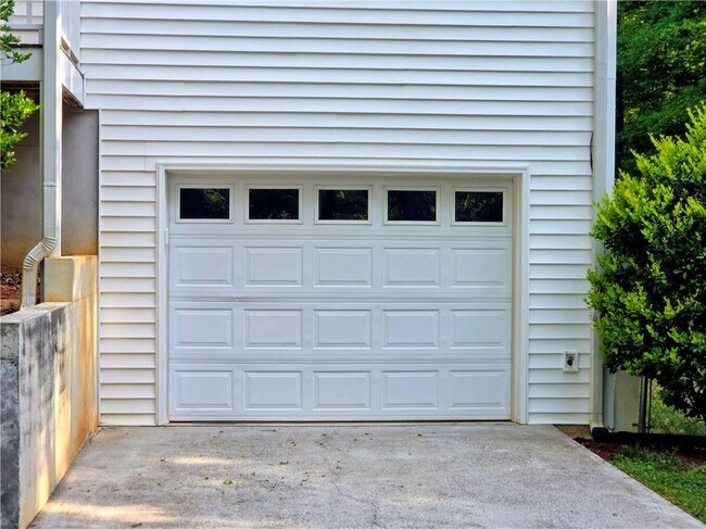 Building Photo - 3060 Glen Wallace Dr