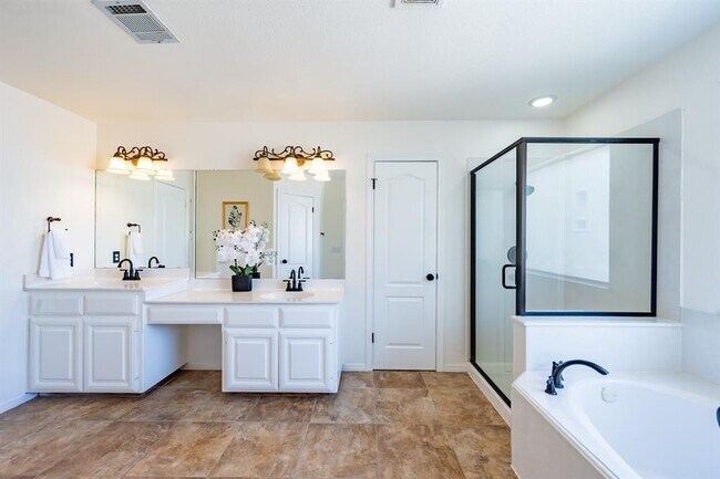 Building Photo - 7724 Yaupon Dr