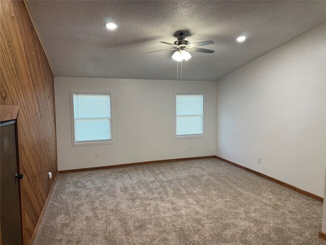 Building Photo - 1309 Velma St