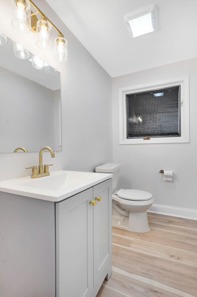 Building Photo - Beautifully Updated 4 Bed / 2.5 Bath Colon...