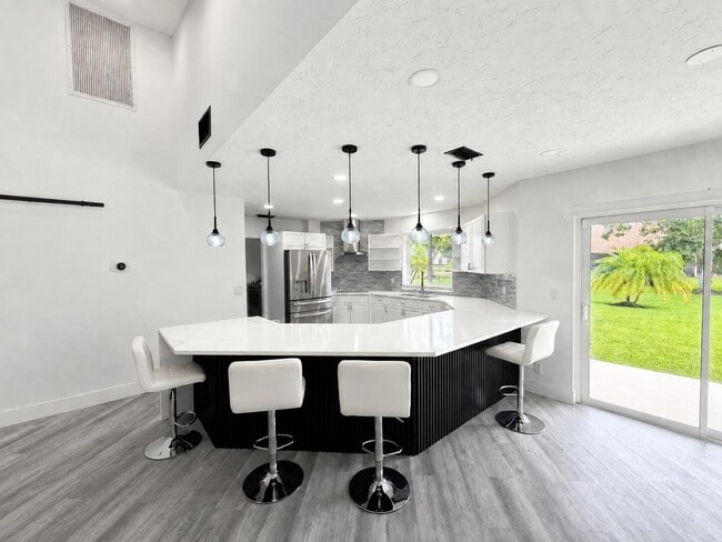Building Photo - 15545 Meadow Wood Dr
