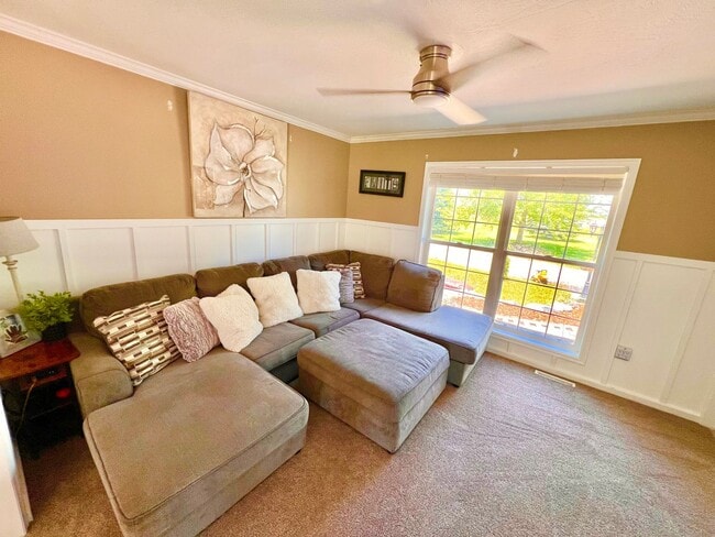 Building Photo - 4 Bed 2.5 Bath Plus Shop