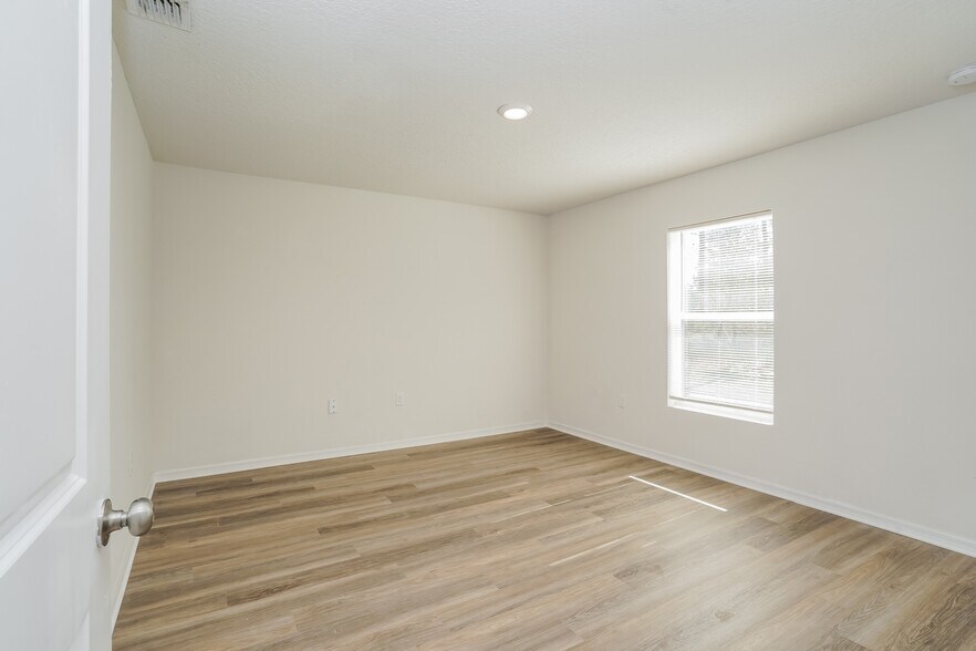 Building Photo - 2660 W Bravura Dr