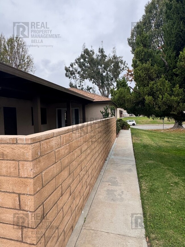 Building Photo - 55+ COMMUNITY- Charming 2-Bed, 2-Bath Home in Desirable 55+ Sunrise Community