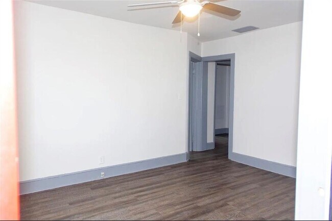 Building Photo - 2418 Crestview Ave