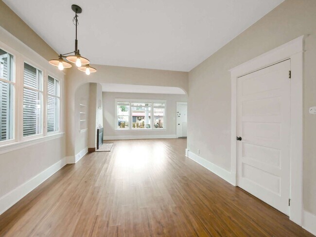 Building Photo - 3 Bed and 1 Bath Beautiful Duplex is Available for Rent!
