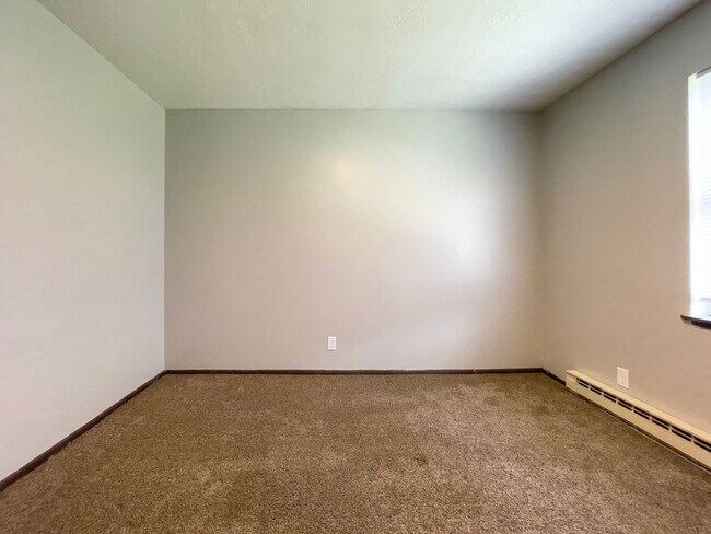 Building Photo - 2213 E Memorial Dr