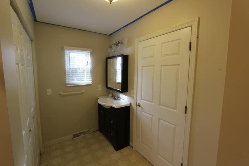 First floor bath - 2038 Stonelea St