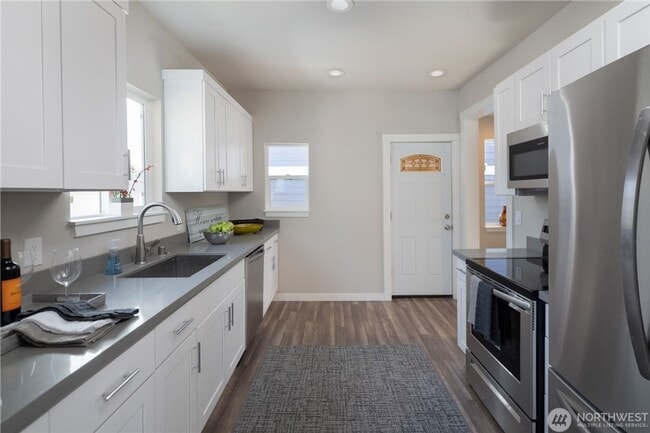 Building Photo - Roomy Updated Columbia City Home for Lease