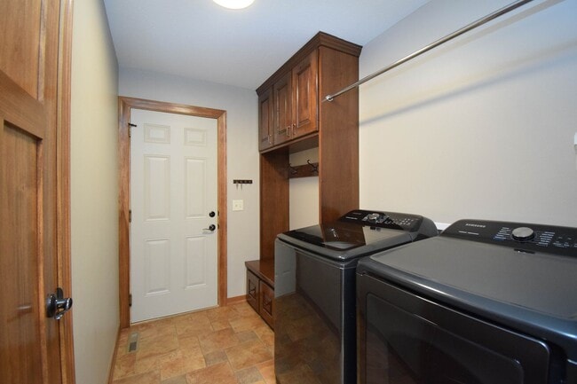 Building Photo - 2204 S Silverthorne Ave