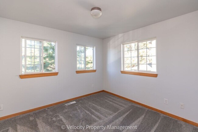 Building Photo - Charming Westside Home!