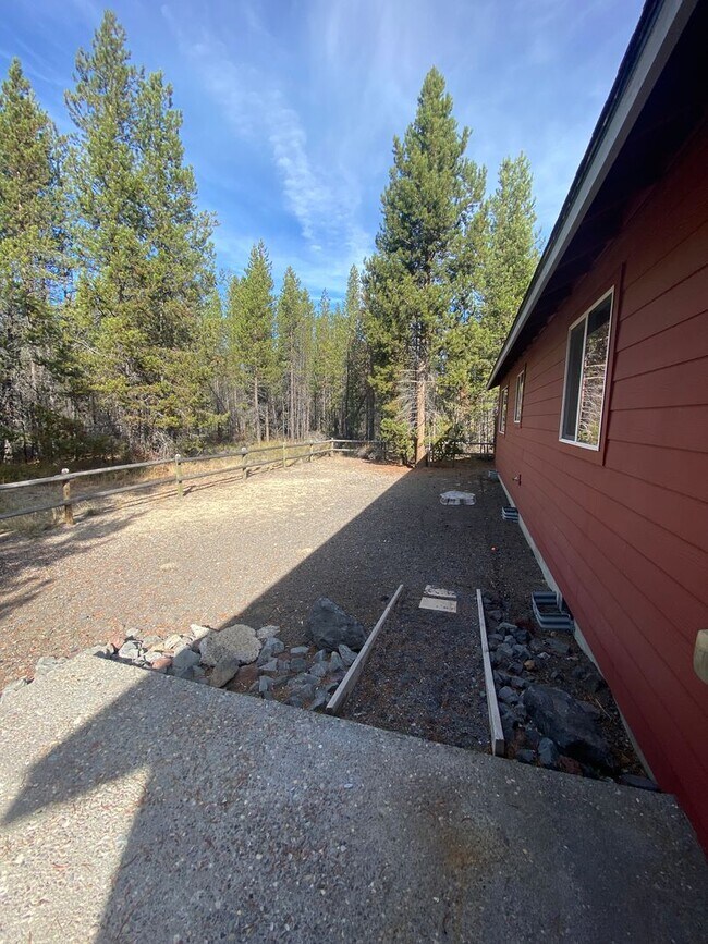 Building Photo - Quiet setting in La Pine!