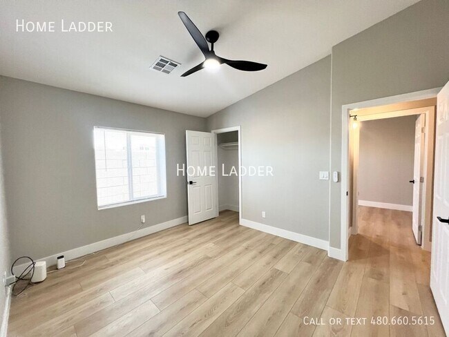 Building Photo - 1124 E Polk St
