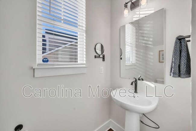 Building Photo - 860 Pleasant Fls Dr