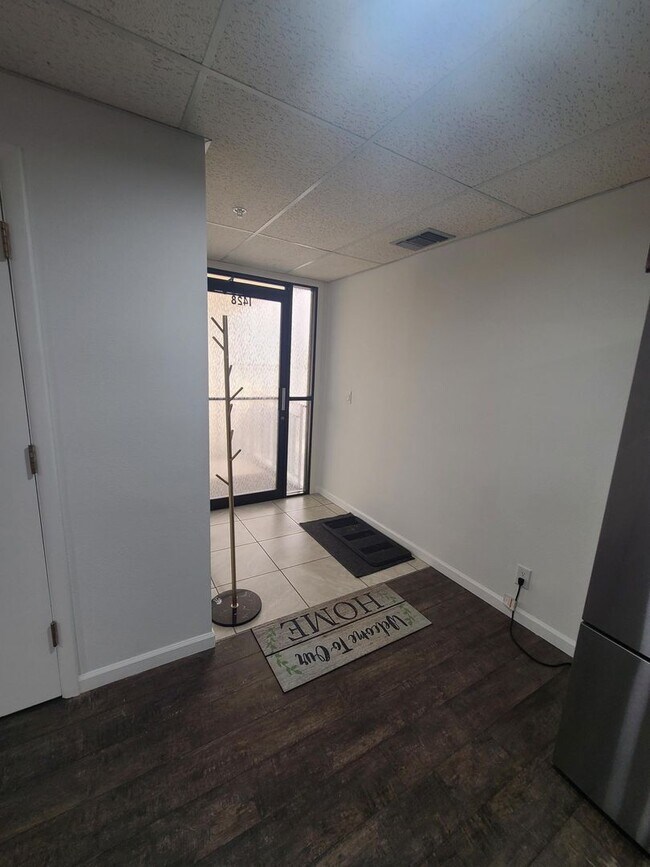 Building Photo - 17th St 6 Plex