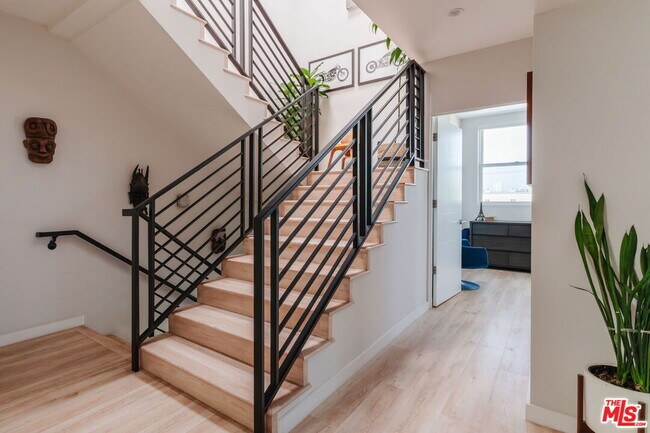 Building Photo - 6072 Pickford St