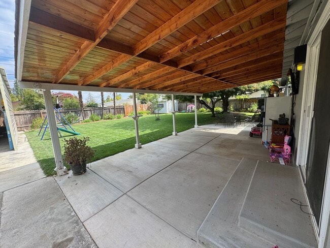 Building Photo - Gorgeous Updated 3 Bedroom in the heart of...