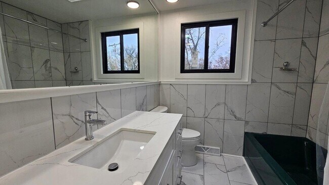 Building Photo - 2002 Woodlea Dr