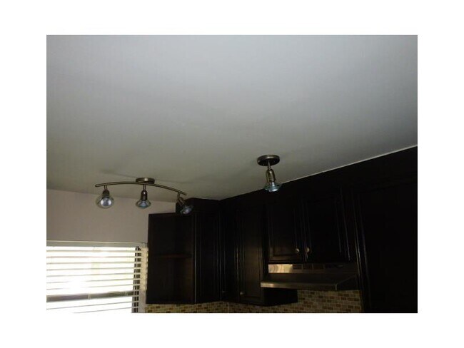 Building Photo - 21895 Lake Forest Cir
