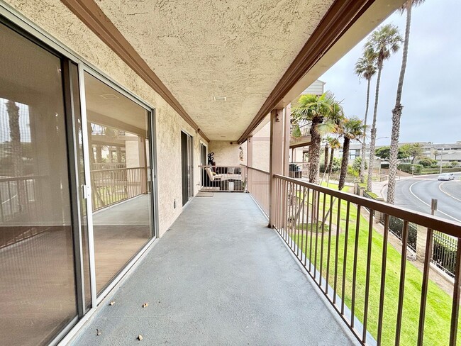 Building Photo - Bright 2 Bed 2 Bath | Surfside Community |...