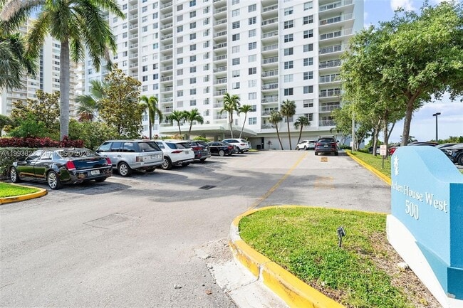 Building Photo - 500 Bayview Dr