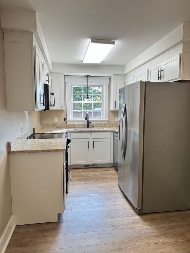 Building Photo - Great Location! 3Bd/2Ba Remodeled Home on ...