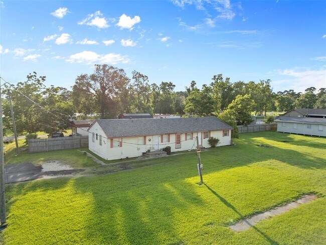 Building Photo - 639 St Charles Dr