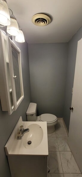 Building Photo - 1018 Willow Dr