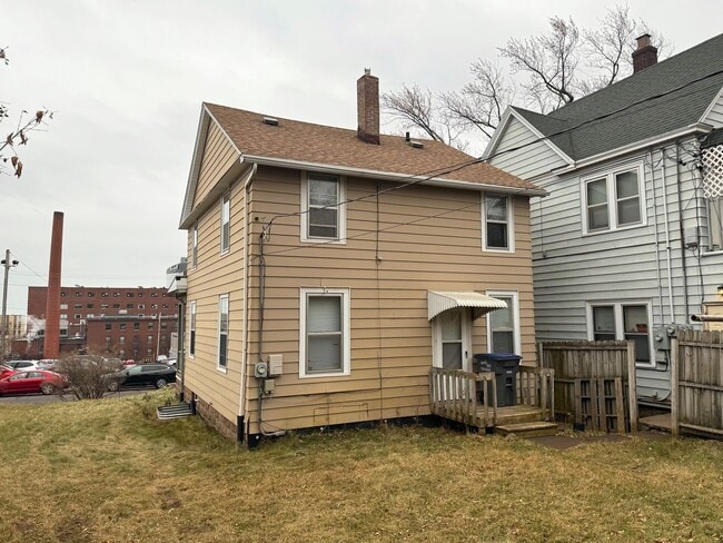 Building Photo - 425 E 5th St