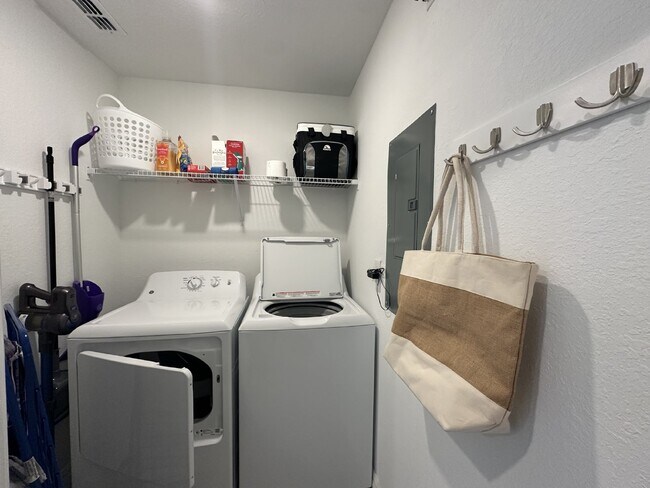 Building Photo - "Spacious 3-Bed with 2 Baths Condo in Prime Venice Location"