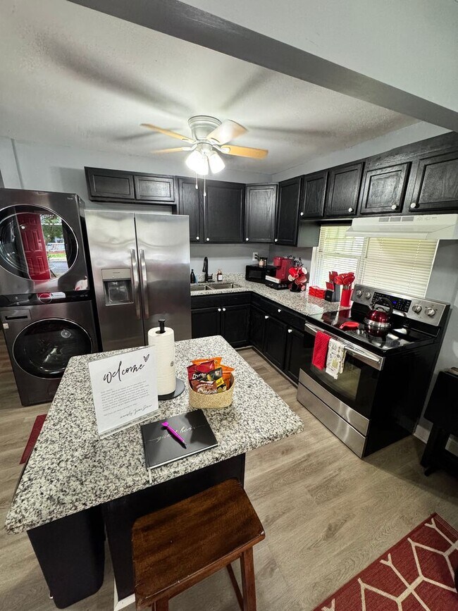 Building Photo - 3 Bed 3 Bath House near VCU and Byrd Park!