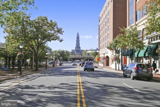 Building Photo - 409 E Raymond Ave