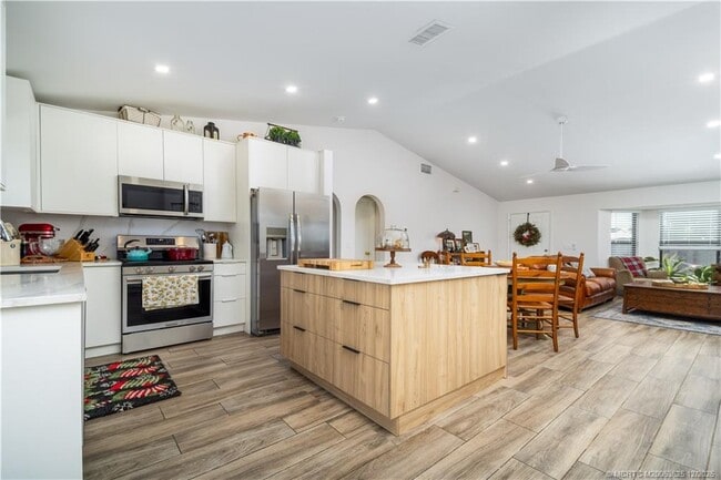 Building Photo - 2141 SW Janette Ave