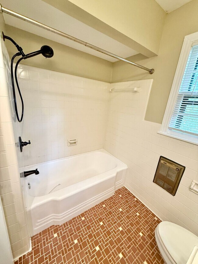 Building Photo - HUGE 4 Bedroom 2.5 Bath Donelson Ranch Cha...
