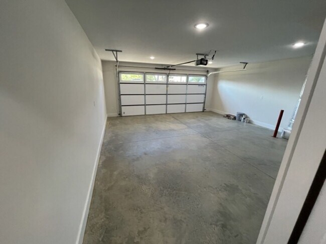 Building Photo - Maryville 37804 - 4 bedroom, 2 bath home - Call Ed Johnson 865-924-5045