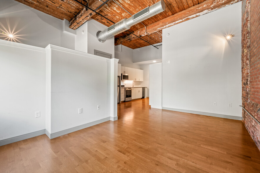 Building Photo - 100 Allyn St