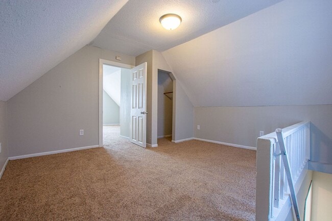 Building Photo - Spacious and CLEAN 2 Bedroom / 1 Bath Home...