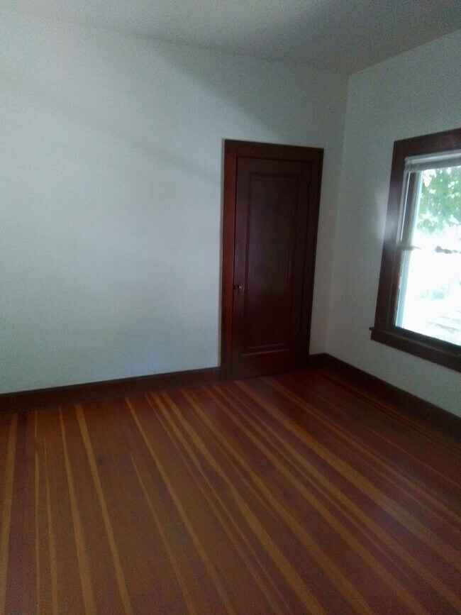 Building Photo - 4 Bedroom close to downtown, bike and walk...