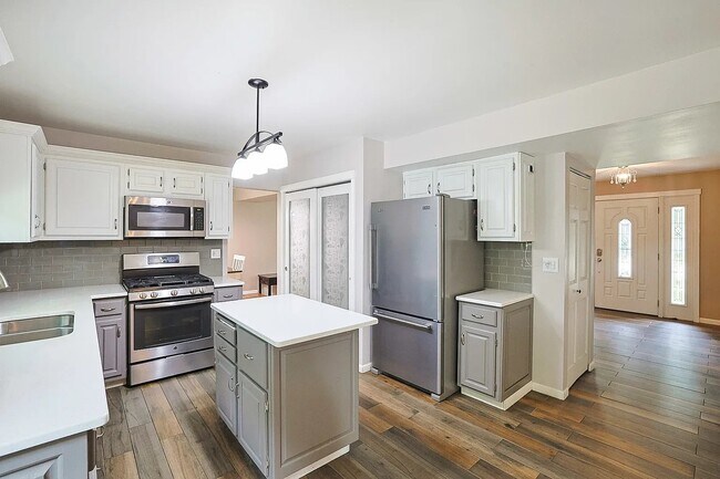 Building Photo - 1410 Huntington Dr