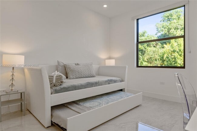 Building Photo - 2889 SW 33rd Ave