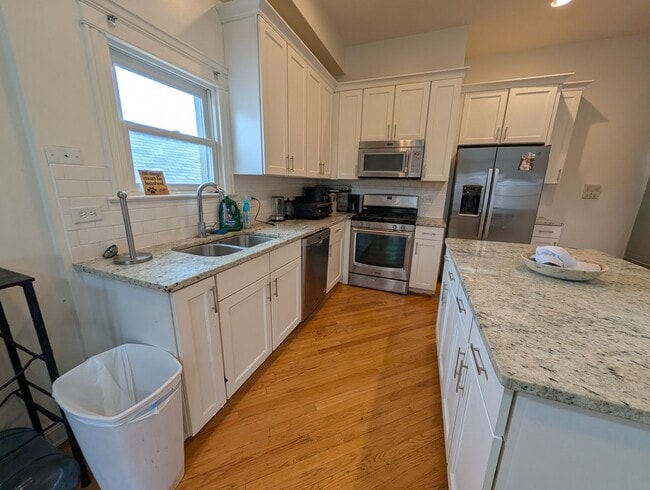 Building Photo - Rarely on the Market! Luxury 4-Bed/3-Bath Duplex in Lincoln Park