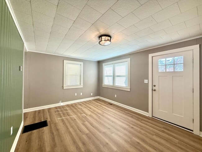 Building Photo - 716 Forest St