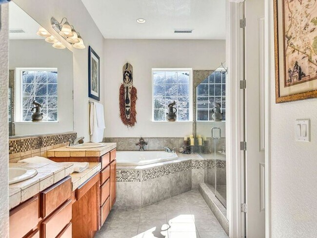 Building Photo - Executive Home in Hidden Valley