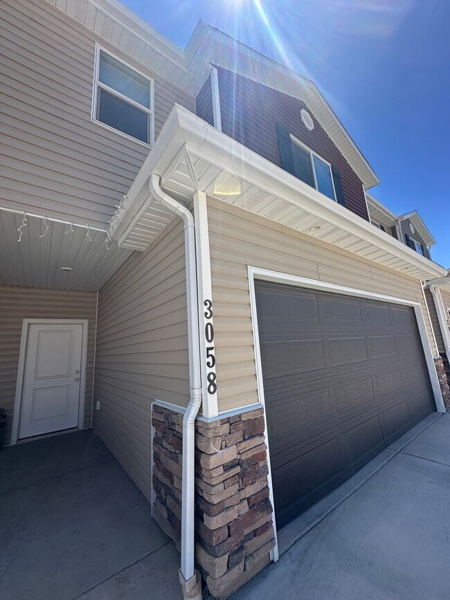 Building Photo - Charming Townhome