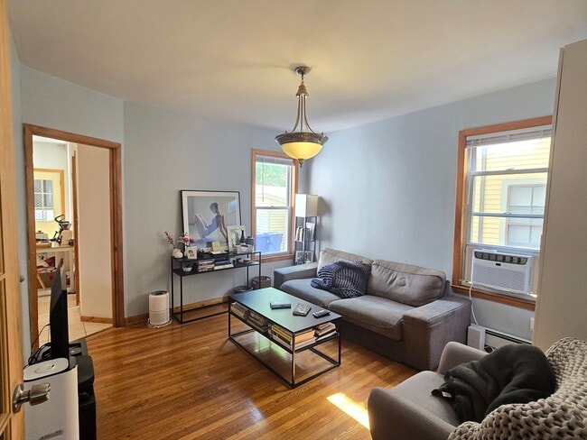 Building Photo - 28 Bardwell St