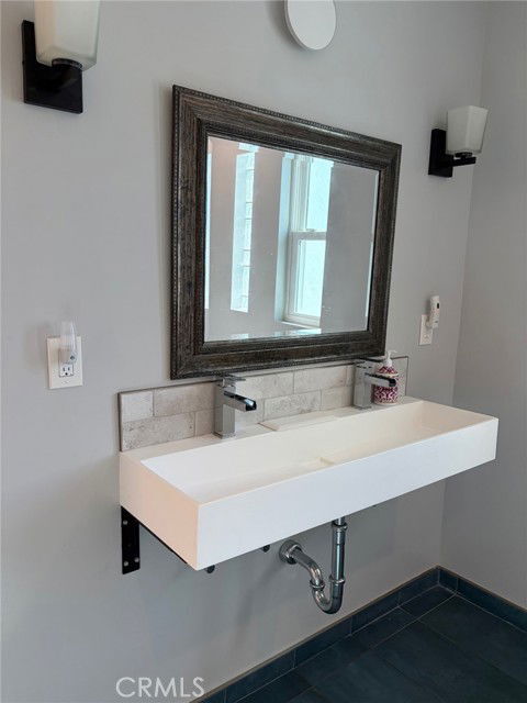 Building Photo - 559 W 39th St