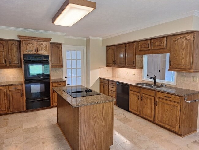 Building Photo - 4bd/3 bath located in desirable neighbor in Fox Den Subdivision in West Knoxville