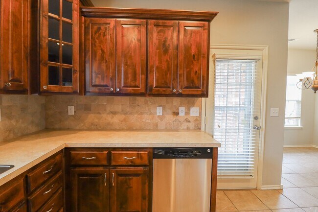 Building Photo - 3 bed | 2 bath in New Tulsa!