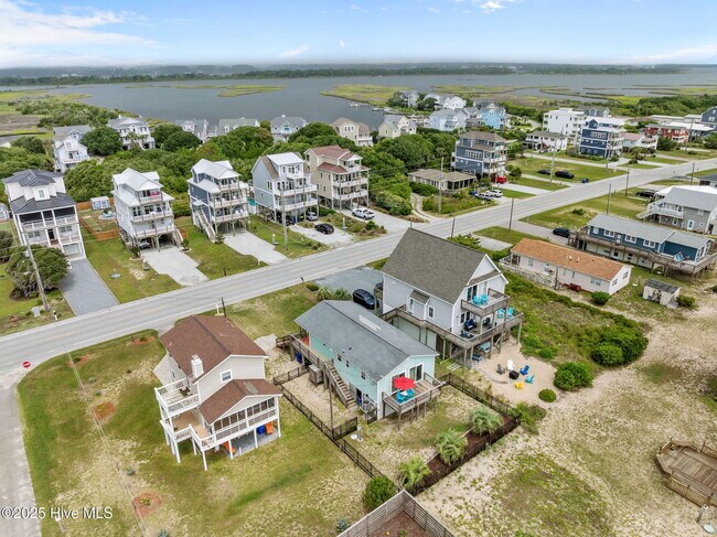 Building Photo - 2660 Island Dr