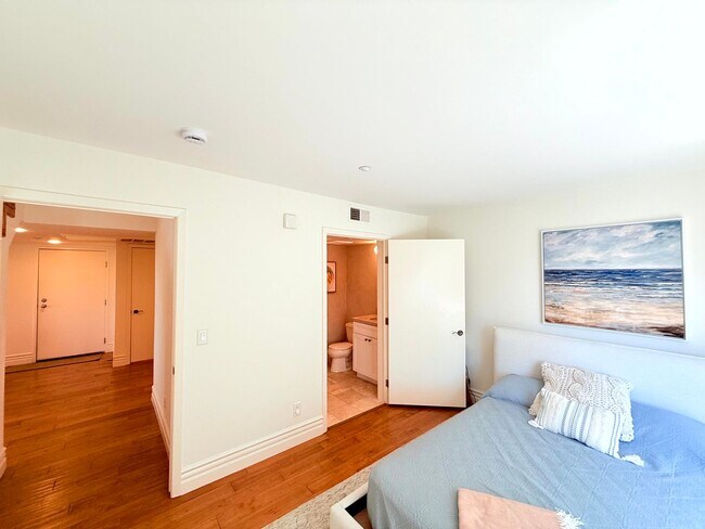 Building Photo - Sophisticated Bright & Spacious Furnished ...